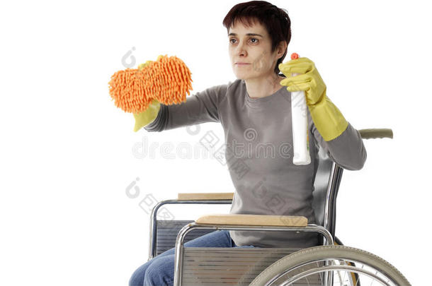 坐轮椅的残疾妇女在打扫卫生