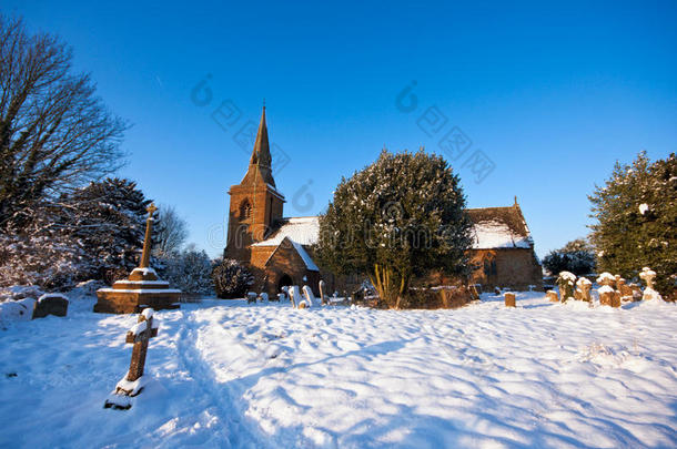 传统的英国乡村教堂墓地