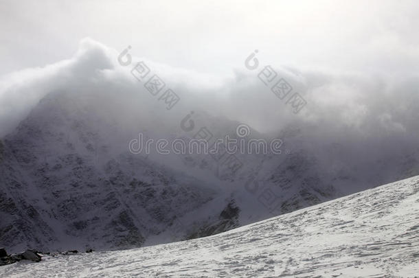 云中的高山