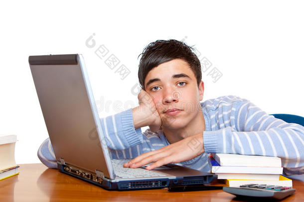沮丧的男青少年学生在电脑上学习