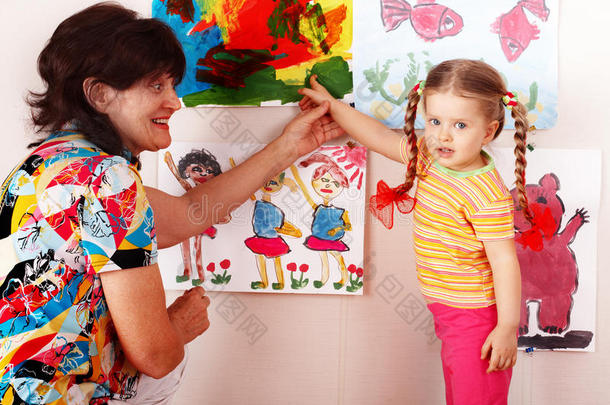 孩子和老师在游戏室画画。