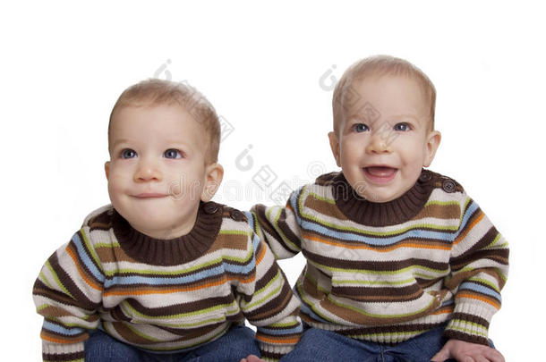 可爱可爱的同卵双胞胎男孩