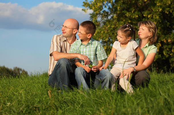 爸爸，妈妈，儿子和女儿在<strong>早秋</strong>公园