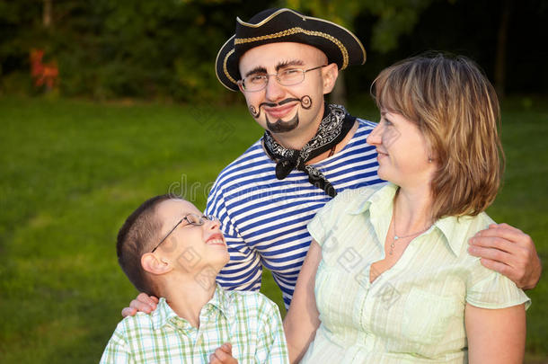 带着妻子和儿子穿着海盗服的男人
