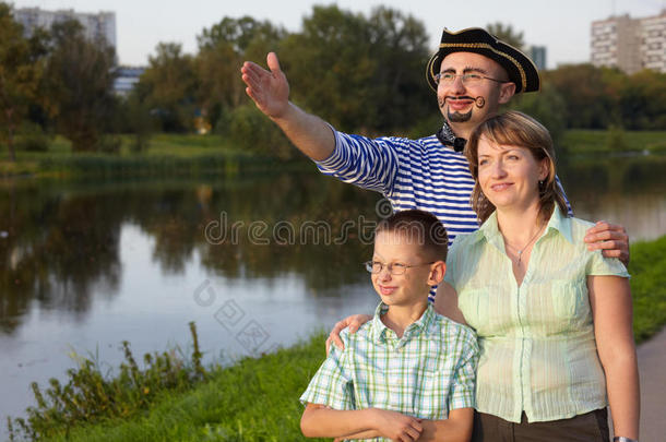池塘边公园里的一家人：穿着海盗服的男人