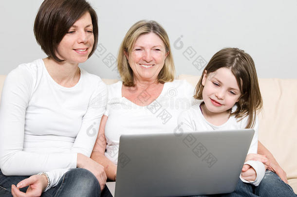 三代人的家庭使用笔记本电脑