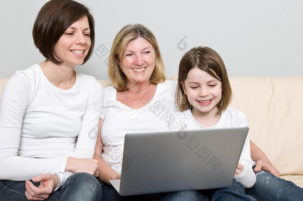 <strong>三代</strong>人的家庭使用笔记本电脑