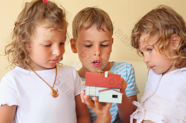 孩子们在一起手拿房子模型
