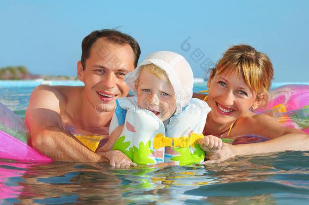 小女孩在游泳池里洗澡的幸福家庭