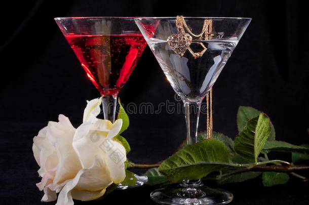 玫瑰和两杯鸡尾酒