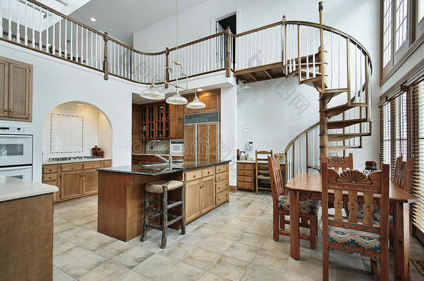 二楼带螺旋楼梯的大厨房