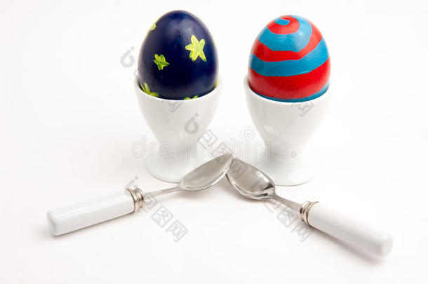 <strong>用勺子</strong>装在蛋杯里的复活节彩蛋