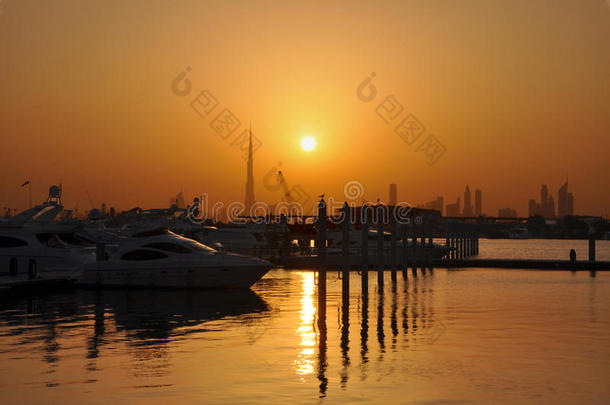 迪拜天际线和码头