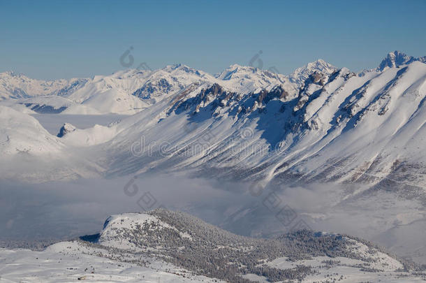 雾蒙蒙的雪山峡谷
