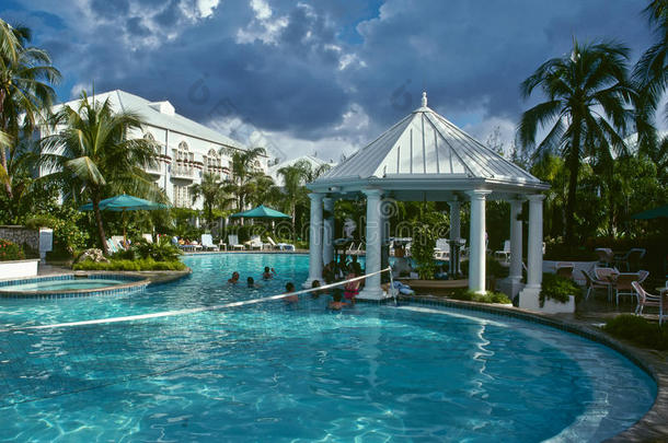 豪华度假酒店的清爽游泳池和酒吧