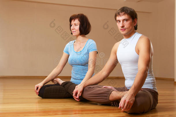 两人练习瑜伽