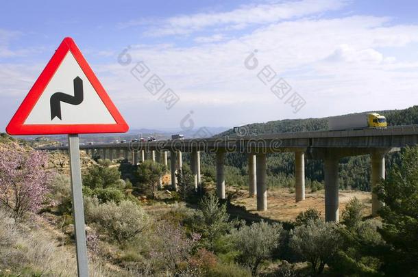 双曲线路标信号和桥梁