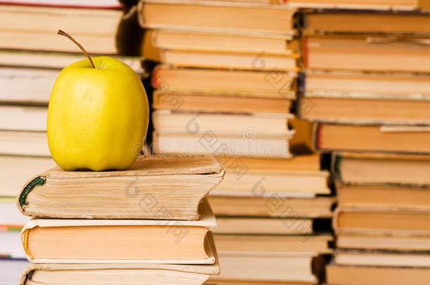一摞书上的黄苹果