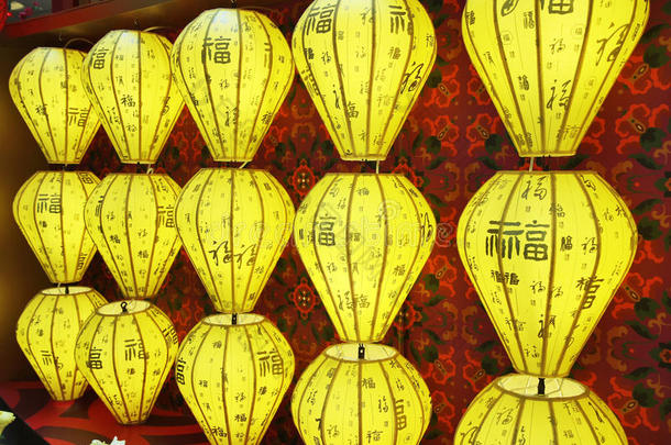 黄色的中国灯笼。