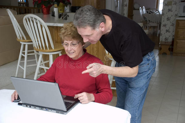 老年夫妇使用笔记本电脑、互联网、技术