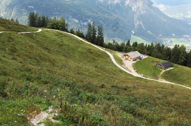 小屋附近的山间小路