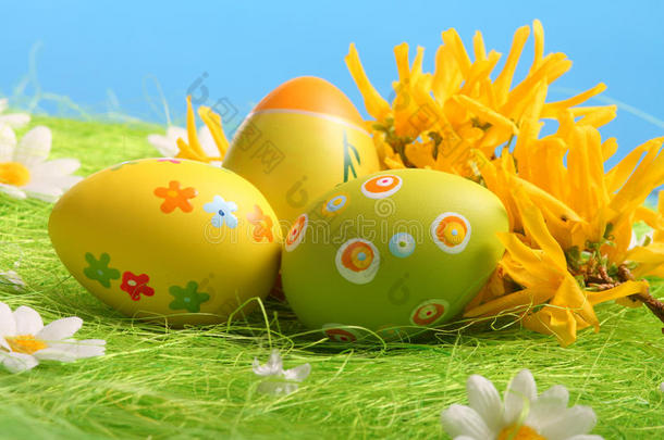 坐在草地上的复活节彩蛋