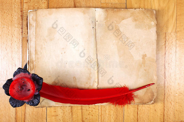红色羽毛笔复古书