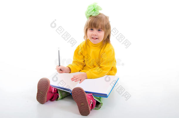 可爱的小女生坐在一起看书。