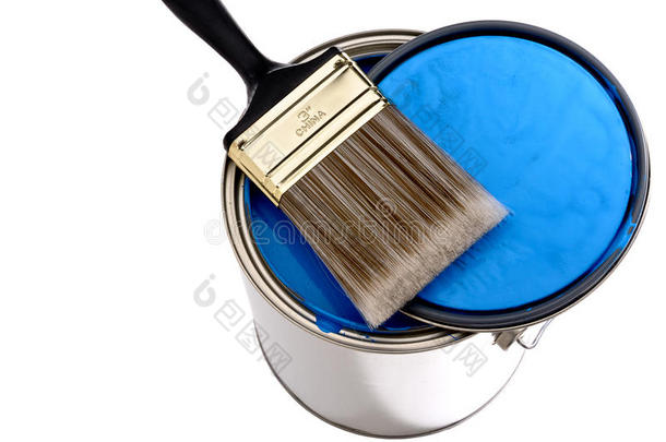 把<strong>刷子</strong>和盖子刷在一罐蓝色<strong>油漆</strong>上