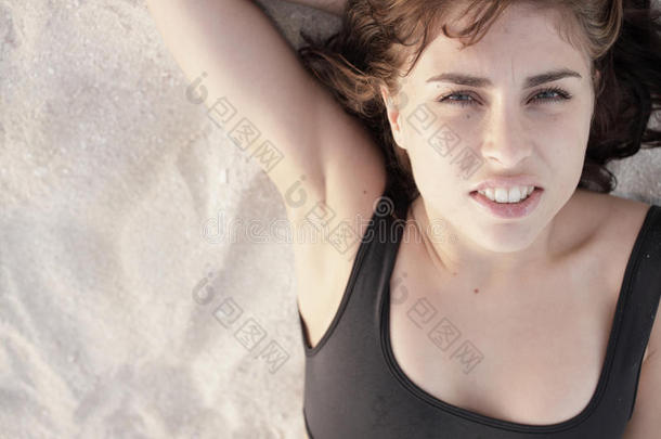 躺在沙滩上的女人