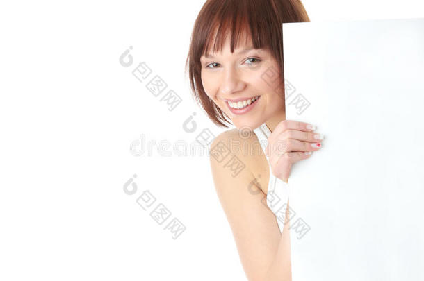 一个漂亮的年轻女子举着一个空白的牌子