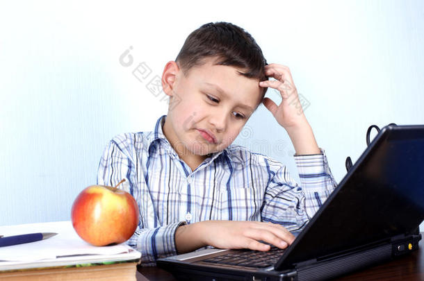 在电脑前思考的男孩