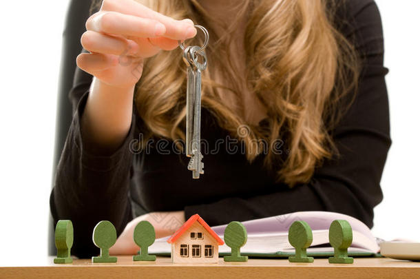 带钥匙和玩具屋的女人的手