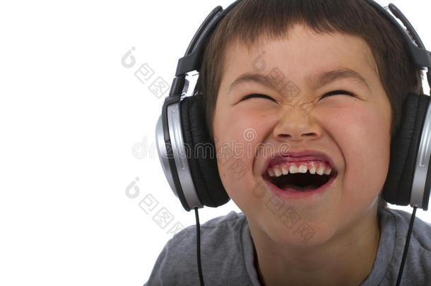 可爱的小男孩听音乐笑