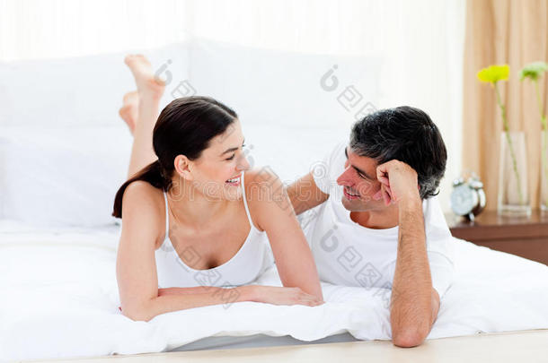 一对热情<strong>洋溢</strong>的夫妇躺在床上互动