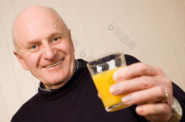 一杯果汁的快乐老人