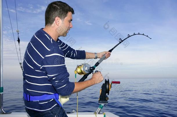 钓鱼的渔夫与大鱼竿和鱼线搏斗