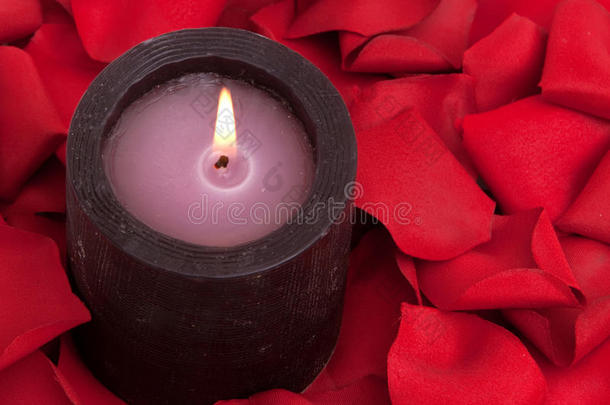 香薰蜡烛和玫瑰花瓣