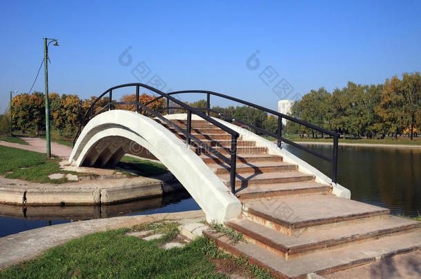 池塘上的桥