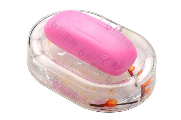 透明肥皂盘中的粉红色肥皂