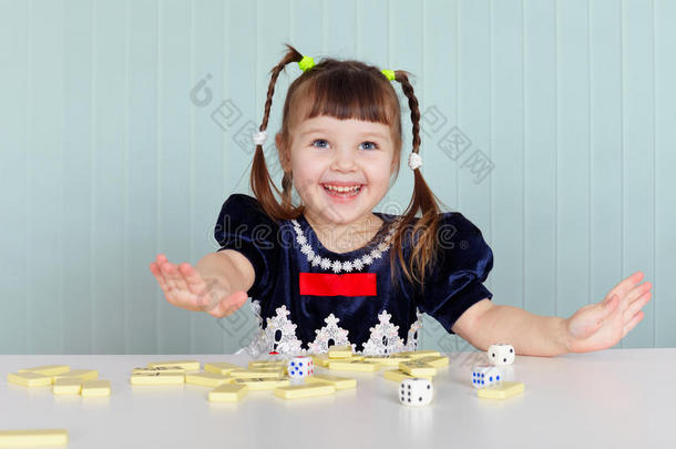 快乐美丽的孩子在桌上玩玩具
