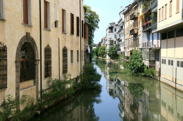 意大利帕多瓦运河中的镜像房屋