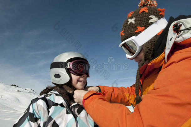 儿童滑雪和安全帽