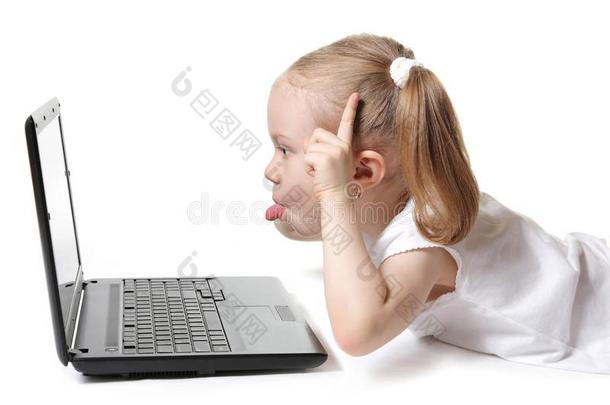 玩电脑的小女孩