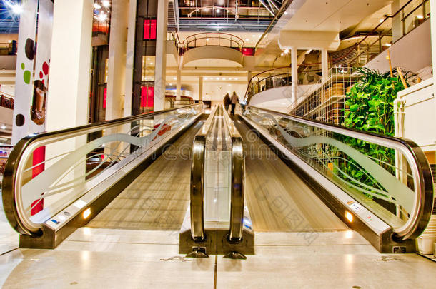商场内的平空扶梯