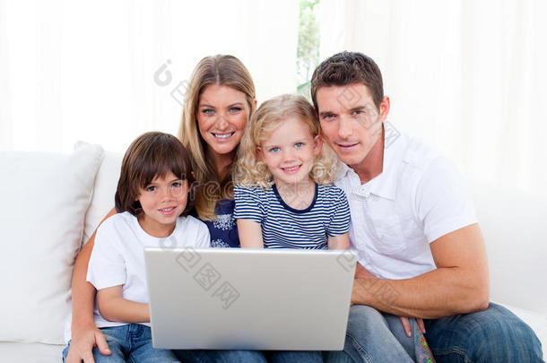 用笔记本电脑描绘一个快乐的家庭