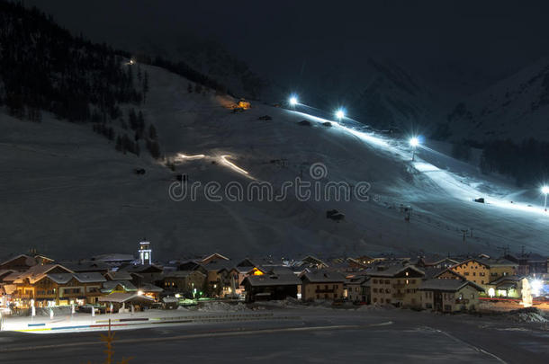 滑雪村夜景