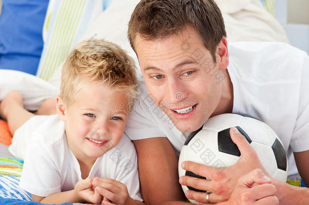 父亲和儿子在看足球赛