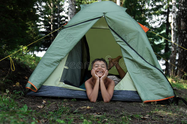 露营帐篷里的快乐男孩