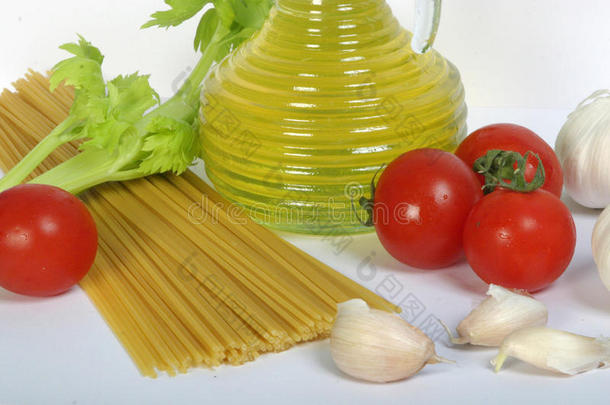 橄榄油、意大利面条和蔬菜